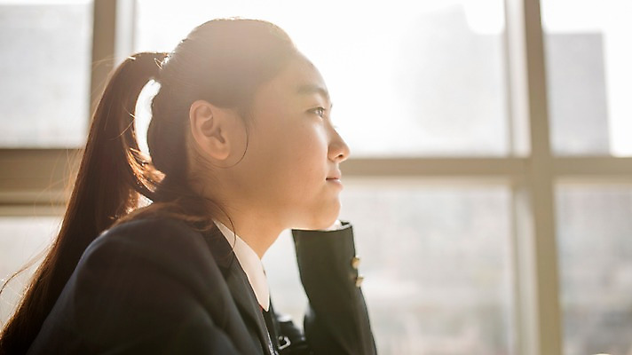 포토 JPG 여자 교복 창문 교실 학교 중학생 청소년 실내 한명 상반신 옆모습 턱괴기 한국인 창가 여중생 학원 십대여자만 국내포토 1 학생 옷 교육 뷰포인트 모션 사람 동양인 내부 여자만 십대만 파일형식