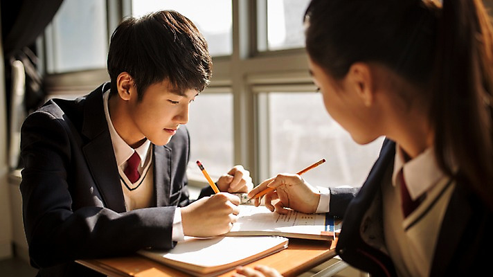 포토 JPG 여학생 여자 남자 교복 남학생 교실 학교 중학생 청소년 함께함 실내 앉기 상반신 두명 앞모습 연필 한국인 기록 잡기 목표 집중 여중생 학원 마주앉기 십대만 남중생 국내포토 학생 옷 교육 뷰포인트 컨셉 모션 학용품 사람 동양인 내부 필기구 파일형식