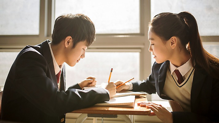 포토 JPG 여학생 여자 남자 교복 남학생 교실 학교 중학생 청소년 함께함 실내 앉기 상반신 두명 옆모습 연필 한국인 기록 잡기 목표 집중 여중생 학원 마주앉기 십대만 남중생 국내포토 학생 옷 교육 뷰포인트 컨셉 모션 학용품 사람 동양인 내부 필기구 파일형식