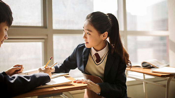 포토 JPG 여학생 여자 남자 교복 남학생 교실 학교 중학생 청소년 함께함 실내 앉기 상반신 두명 옆모습 연필 한국인 기록 잡기 목표 집중 여중생 학원 마주앉기 십대만 남중생 국내포토 학생 옷 교육 뷰포인트 컨셉 모션 학용품 사람 동양인 내부 필기구 파일형식