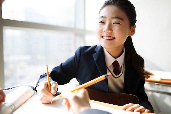 포토 JPG 손 여학생 여자 남자 교복 남학생 교실 학교 중학생 청소년 실내 미소 앉기 상반신 두명 앞모습 신체부위 연필 한국인 기록 잡기 목표 집중 여중생 학원 십대만 남중생 국내포토 학생 옷 교육 뷰포인트 컨셉 모션 학용품 표정 사람 동양인 내부 필기구 파일형식