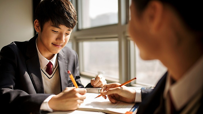 포토 JPG 여학생 여자 남자 교복 남학생 교실 학교 중학생 청소년 함께함 실내 앉기 상반신 두명 앞모습 연필 한국인 기록 잡기 목표 집중 여중생 학원 마주앉기 십대만 남중생 국내포토 학생 옷 교육 뷰포인트 컨셉 모션 학용품 사람 동양인 내부 필기구 파일형식