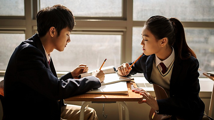 포토 JPG 여학생 여자 남자 교복 남학생 교실 학교 중학생 청소년 함께함 실내 앉기 상반신 두명 옆모습 한국인 목표 집중 여중생 학원 마주앉기 십대만 남중생 국내포토 학생 옷 교육 뷰포인트 컨셉 모션 사람 동양인 내부 파일형식