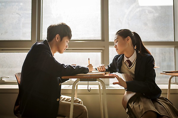 포토 JPG 여학생 여자 남자 교복 남학생 교실 학교 중학생 청소년 함께함 실내 앉기 상반신 두명 앞모습 옆모습 한국인 목표 집중 여중생 학원 마주앉기 십대만 남중생 국내포토 학생 옷 교육 뷰포인트 컨셉 모션 사람 동양인 내부 파일형식