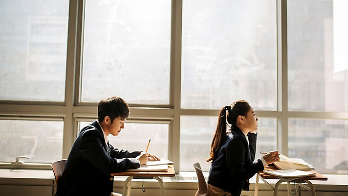 포토 JPG 여학생 여자 남자 교복 남학생 교실 학교 중학생 청소년 실내 앉기 상반신 두명 옆모습 한국인 목표 집중 여중생 학원 십대만 남중생 국내포토 학생 옷 교육 뷰포인트 컨셉 모션 사람 동양인 내부 파일형식
