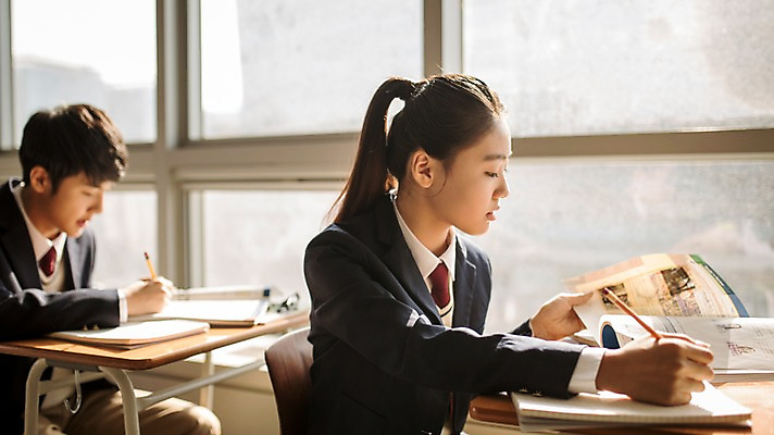 포토 JPG 여학생 여자 남자 교복 남학생 교실 학교 중학생 청소년 실내 앉기 상반신 두명 옆모습 한국인 목표 집중 여중생 학원 십대만 남중생 국내포토 학생 옷 교육 뷰포인트 컨셉 모션 사람 동양인 내부 파일형식