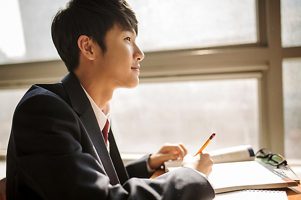 포토 JPG 남자 교복 교실 학교 중학생 청소년 실내 한명 앉기 상반신 옆모습 한국인 목표 집중 학원 십대남자만 남중생 국내포토 1 학생 옷 교육 뷰포인트 컨셉 모션 사람 동양인 내부 남자만 십대만 파일형식