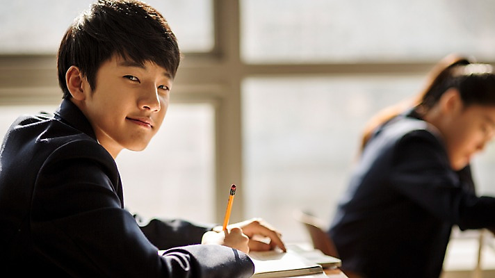 포토 JPG 여학생 여자 남자 교복 남학생 교실 학교 중학생 청소년 실내 미소 앉기 상반신 두명 옆모습 아웃포커스 한국인 목표 집중 여중생 학원 십대만 남중생 국내포토 학생 옷 교육 뷰포인트 컨셉 모션 촬영기법 표정 사람 동양인 내부 파일형식