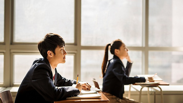 포토 JPG 여학생 여자 남자 교복 남학생 교실 학교 중학생 청소년 실내 앉기 상반신 두명 옆모습 아웃포커스 한국인 목표 집중 여중생 학원 십대만 남중생 국내포토 학생 옷 교육 뷰포인트 컨셉 모션 촬영기법 사람 동양인 내부 파일형식