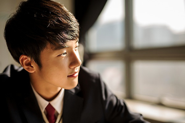 포토 JPG 응시 남자 교복 교실 학교 중학생 청소년 실내 한명 상반신 앞모습 아웃포커스 한국인 학원 십대남자만 남중생 국내포토 1 학생 시선 옷 교육 뷰포인트 촬영기법 사람 동양인 내부 남자만 십대만 파일형식