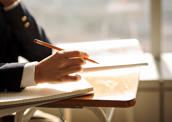 포토 JPG 손 여자 교복 교실 학교 중학생 청소년 한손 실내 한명 신체부위 연필 공책 한국인 잡기 목표 집중 여중생 학원 나무책상 십대여자만 국내포토 1 학생 옷 교육 컨셉 모션 문구용품 학용품 사람 동양인 내부 목재 필기구 책상 여자만 십대만 파일형식