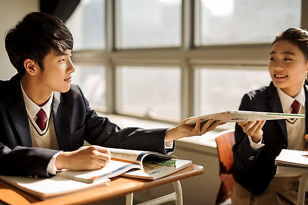 포토 JPG 여학생 여자 남자 교복 남학생 교실 학교 중학생 청소년 실내 미소 앉기 상반신 두명 앞모습 마주보기 한국인 목표 집중 주기 여중생 학원 획득 십대만 남중생 국내포토 학생 옷 교육 뷰포인트 컨셉 모션 표정 사람 동양인 내부 파일형식