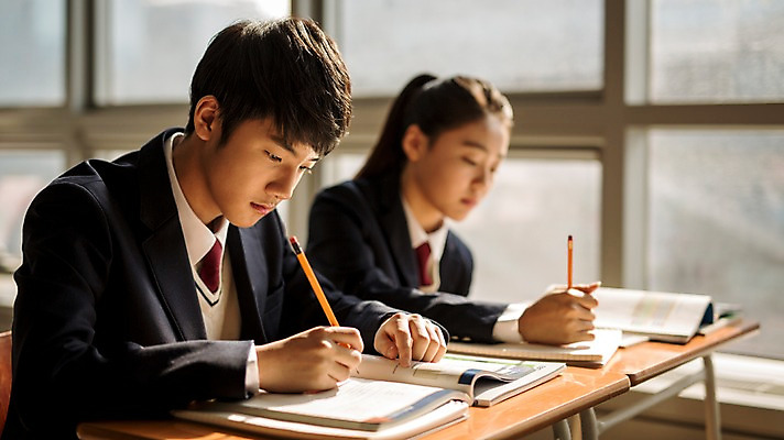 포토 JPG 여학생 여자 남자 교복 남학생 교실 학교 중학생 청소년 실내 앉기 상반신 두명 한국인 목표 집중 여중생 학원 십대만 남중생 국내포토 학생 옷 교육 컨셉 모션 사람 동양인 내부 파일형식