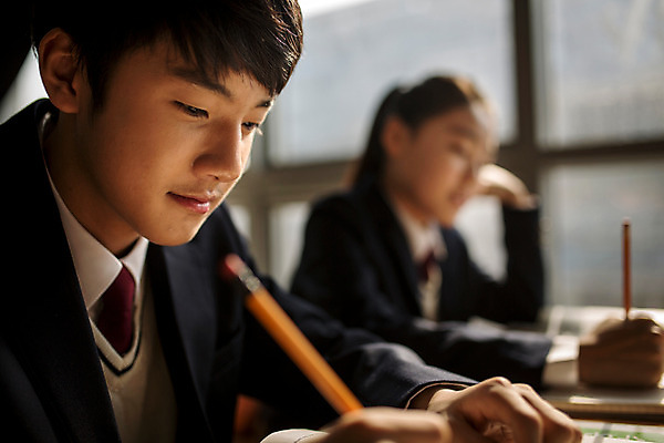 포토 JPG 여학생 여자 남자 교복 남학생 교실 학교 중학생 청소년 실내 상반신 두명 옆모습 아웃포커스 한국인 목표 집중 여중생 학원 십대만 남중생 국내포토 학생 옷 교육 뷰포인트 컨셉 촬영기법 사람 동양인 내부 파일형식