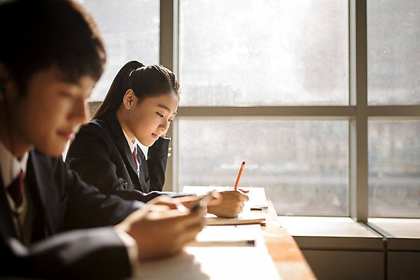 포토 JPG 여학생 여자 남자 교복 남학생 교실 학교 중학생 청소년 실내 앉기 상반신 두명 옆모습 아웃포커스 한국인 목표 집중 여중생 학원 십대만 남중생 국내포토 학생 옷 교육 뷰포인트 컨셉 모션 촬영기법 사람 동양인 내부 파일형식