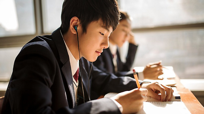 포토 JPG 여학생 여자 남자 교복 남학생 교실 학교 중학생 청소년 실내 앉기 상반신 두명 옆모습 아웃포커스 음악감상 한국인 목표 집중 여중생 학원 십대만 남중생 국내포토 학생 옷 교육 뷰포인트 컨셉 모션 촬영기법 사람 동양인 내부 감상 파일형식