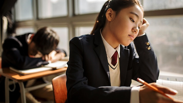 포토 JPG 여학생 여자 남자 교복 남학생 엎드리기 교실 학교 중학생 청소년 실내 피곤 앉기 상반신 두명 앞모습 아웃포커스 한국인 잠 졸음 지루함 여중생 학원 십대만 남중생 국내포토 학생 옷 교육 감정 뷰포인트 컨셉 모션 촬영기법 사람 동양인 내부 파일형식