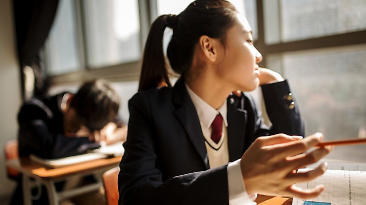 포토 JPG 응시 여학생 여자 남자 교복 남학생 엎드리기 교실 학교 중학생 청소년 실내 피곤 앉기 상반신 두명 앞모습 아웃포커스 한국인 잠 졸음 지루함 여중생 학원 십대만 남중생 국내포토 학생 시선 옷 교육 감정 뷰포인트 컨셉 모션 촬영기법 사람 동양인 내부 파일형식