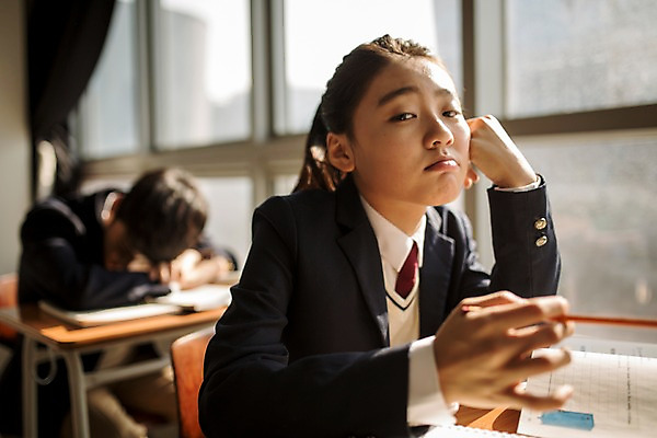 포토 JPG 여학생 여자 남자 교복 남학생 엎드리기 교실 학교 중학생 청소년 실내 피곤 앉기 상반신 두명 앞모습 아웃포커스 턱괴기 한국인 잠 졸음 지루함 여중생 학원 십대만 남중생 국내포토 학생 옷 교육 감정 뷰포인트 컨셉 모션 촬영기법 사람 동양인 내부 파일형식
