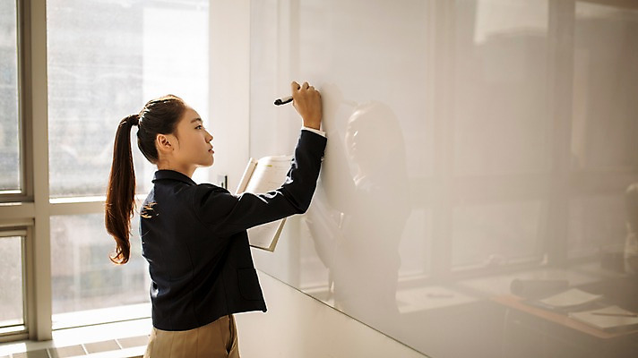 포토 JPG 여자 교복 교실 학교 중학생 청소년 실내 한명 서기 들기 상반신 옆모습 칠판 한국인 기록 여중생 학원 문제집 보드마카 십대여자만 국내포토 1 학생 옷 교육 뷰포인트 모션 사람 동양인 내부 책 펜 여자만 십대만 파일형식