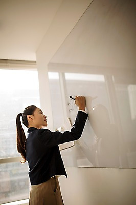 포토 JPG 여자 교복 교실 학교 중학생 청소년 실내 한명 서기 들기 상반신 옆모습 칠판 한국인 기록 여중생 학원 문제집 보드마카 십대여자만 국내포토 1 학생 옷 교육 뷰포인트 모션 사람 동양인 내부 책 펜 여자만 십대만 파일형식