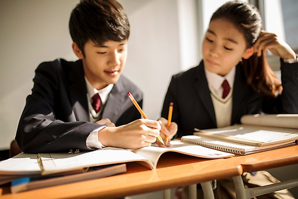 포토 JPG 여학생 여자 남자 교복 남학생 교실 학교 중학생 청소년 실내 앉기 상반신 두명 앞모습 한국인 여중생 학원 십대만 남중생 국내포토 학생 옷 교육 뷰포인트 모션 사람 동양인 내부 파일형식