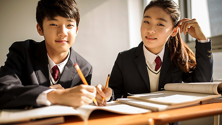 포토 JPG 여학생 여자 남자 교복 남학생 교실 학교 중학생 청소년 실내 미소 앉기 상반신 두명 앞모습 한국인 여중생 학원 십대만 남중생 국내포토 학생 옷 교육 뷰포인트 모션 표정 사람 동양인 내부 파일형식