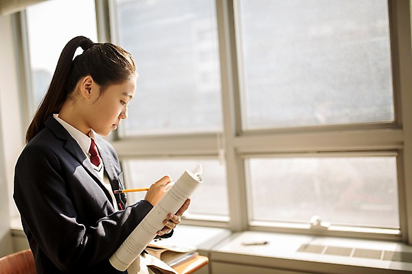 포토 JPG 여자 교복 교실 학교 중학생 청소년 실내 한명 들기 상반신 옆모습 책 연필 한국인 기록 잡기 여중생 학원 십대여자만 국내포토 1 학생 옷 교육 뷰포인트 모션 학용품 사람 동양인 내부 필기구 여자만 십대만 파일형식
