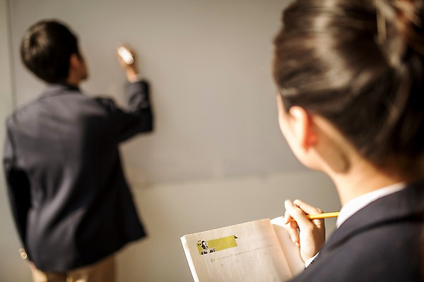 포토 JPG 여학생 여자 남자 교복 남학생 교실 학교 중학생 청소년 교재 실내 상반신 두명 뒷모습 아웃포커스 연필 한국인 잡기 여중생 학원 문제집 십대만 남중생 국내포토 학생 옷 교육 뷰포인트 모션 학용품 촬영기법 사람 동양인 내부 책 필기구 파일형식