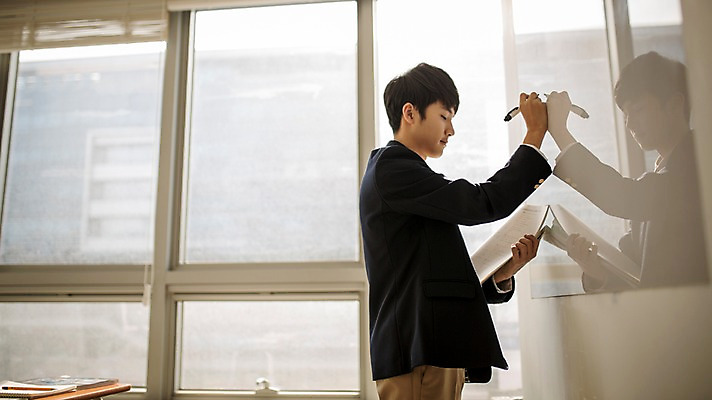 포토 JPG 남자 교복 교실 학교 중학생 청소년 실내 한명 서기 들기 상반신 옆모습 칠판 한국인 기록 잡기 학원 문제집 보드마카 십대남자만 남중생 국내포토 1 학생 옷 교육 뷰포인트 모션 사람 동양인 내부 책 펜 남자만 십대만 파일형식