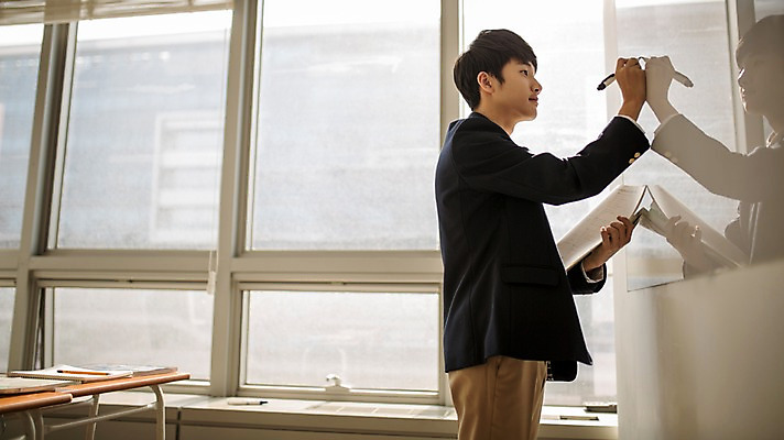 포토 JPG 남자 교복 교실 학교 중학생 청소년 실내 한명 서기 들기 상반신 옆모습 칠판 한국인 기록 잡기 학원 문제집 보드마카 십대남자만 남중생 국내포토 1 학생 옷 교육 뷰포인트 모션 사람 동양인 내부 책 펜 남자만 십대만 파일형식