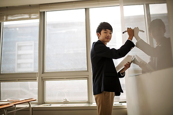 포토 JPG 남자 교복 교실 학교 중학생 청소년 실내 한명 서기 들기 상반신 옆모습 칠판 한국인 기록 잡기 학원 문제집 보드마카 십대남자만 남중생 국내포토 1 학생 옷 교육 뷰포인트 모션 사람 동양인 내부 책 펜 남자만 십대만 파일형식