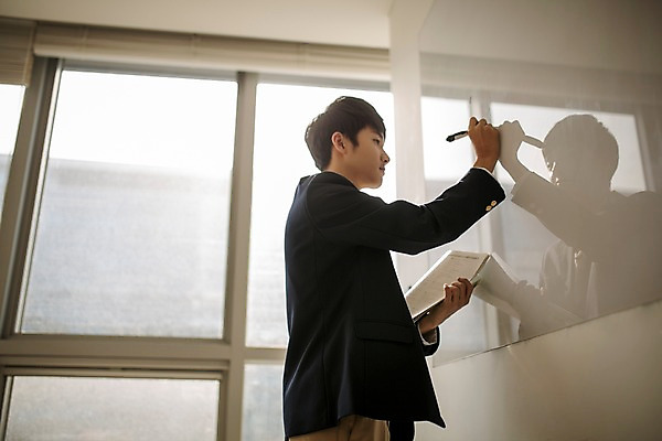 포토 JPG 남자 교복 교실 학교 중학생 청소년 실내 한명 서기 들기 상반신 옆모습 칠판 한국인 기록 잡기 학원 문제집 보드마카 십대남자만 남중생 국내포토 1 학생 옷 교육 뷰포인트 모션 사람 동양인 내부 책 펜 남자만 십대만 파일형식