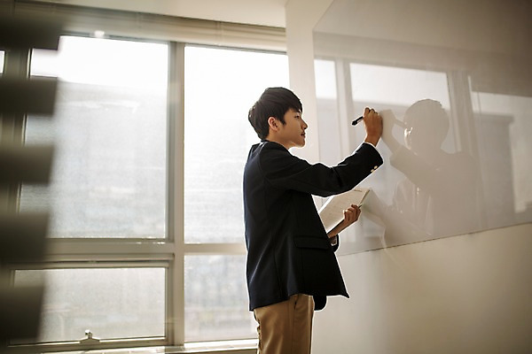 포토 JPG 남자 교복 교실 학교 중학생 청소년 실내 한명 서기 들기 상반신 옆모습 칠판 한국인 기록 잡기 학원 문제집 보드마카 십대남자만 남중생 국내포토 1 학생 옷 교육 뷰포인트 모션 사람 동양인 내부 책 펜 남자만 십대만 파일형식