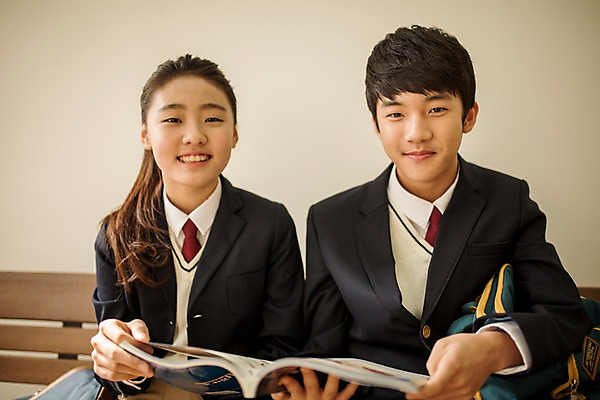 포토 JPG 여학생 여자 남자 교복 남학생 벤치 중학생 청소년 교재 실내 미소 들기 앉기 상반신 두명 앞모습 한국인 복도 여중생 문제집 십대만 남중생 국내포토 학생 옷 교육 뷰포인트 의자 모션 표정 사람 동양인 내부 책 파일형식