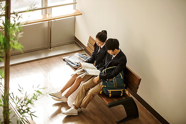포토 JPG 전신 여학생 여자 남자 교복 남학생 운동화 벤치 중학생 청소년 교재 책가방 실내 들기 앉기 두명 하이앵글 한국인 복도 여중생 백팩 문제집 십대만 남중생 국내포토 학생 옷 교육 뷰포인트 신발 의자 가방 모션 사람 동양인 내부 책 파일형식