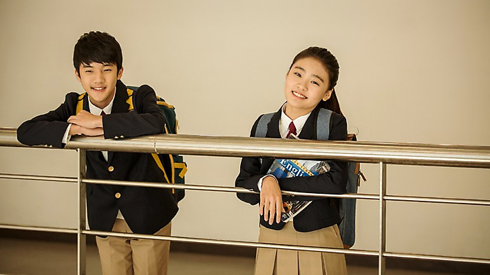 포토 JPG 여학생 여자 남자 교복 남학생 난간 중학생 청소년 교재 책가방 실내 서기 미소 들기 상반신 두명 앞모습 기댐 한국인 복도 여중생 백팩 문제집 십대만 남중생 국내포토 학생 옷 교육 뷰포인트 가방 모션 표정 사람 동양인 내부 책 파일형식