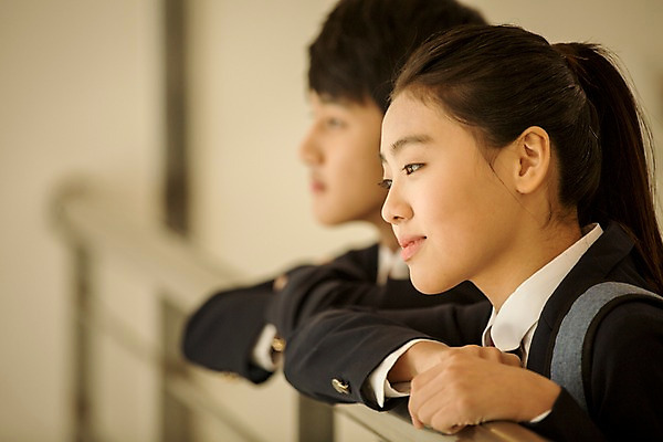 포토 JPG 응시 여학생 여자 남자 교복 남학생 난간 중학생 청소년 실내 상반신 두명 옆모습 아웃포커스 기댐 한국인 복도 여중생 십대만 남중생 국내포토 학생 시선 옷 뷰포인트 모션 촬영기법 사람 동양인 내부 파일형식