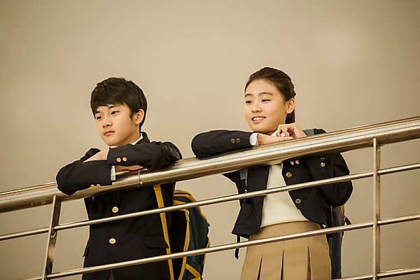 포토 JPG 여학생 여자 남자 교복 남학생 로우앵글 난간 중학생 청소년 실내 서기 미소 상반신 두명 앞모습 기댐 한국인 복도 여중생 십대만 남중생 국내포토 학생 옷 뷰포인트 모션 표정 사람 동양인 내부 파일형식