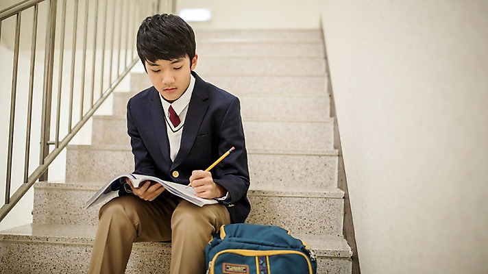 포토 JPG 남자 교복 중학생 청소년 교재 책가방 실내 한명 앉기 상반신 앞모습 연필 계단 한국인 기록 잡기 백팩 문제집 비상계단 십대남자만 남중생 국내포토 1 학생 옷 교육 뷰포인트 가방 모션 학용품 사람 동양인 내부 책 필기구 남자만 십대만 파일형식