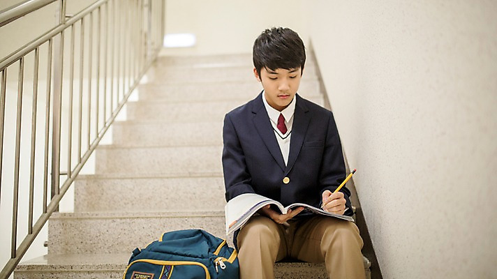 포토 JPG 남자 교복 중학생 청소년 교재 책가방 실내 한명 앉기 상반신 앞모습 연필 계단 한국인 기록 잡기 백팩 문제집 비상계단 십대남자만 남중생 국내포토 1 학생 옷 교육 뷰포인트 가방 모션 학용품 사람 동양인 내부 책 필기구 남자만 십대만 파일형식