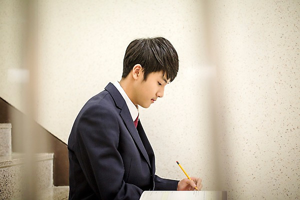 포토 JPG 남자 교복 중학생 청소년 교재 실내 한명 앉기 상반신 옆모습 연필 계단 한국인 기록 잡기 문제집 비상계단 십대남자만 남중생 국내포토 1 학생 옷 교육 뷰포인트 모션 학용품 사람 동양인 내부 책 필기구 남자만 십대만 파일형식