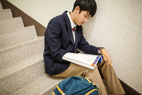 포토 JPG 남자 교복 벽 중학생 청소년 교재 책가방 실내 피곤 한명 앉기 상반신 옆모습 연필 계단 눈감음 기댐 한국인 잡기 잠 졸음 지루함 백팩 문제집 비상계단 십대남자만 남중생 국내포토 1 학생 옷 교육 감정 뷰포인트 컨셉 가방 모션 학용품 사람 동양인 내부 책 필기구 남자만 십대만 파일형식