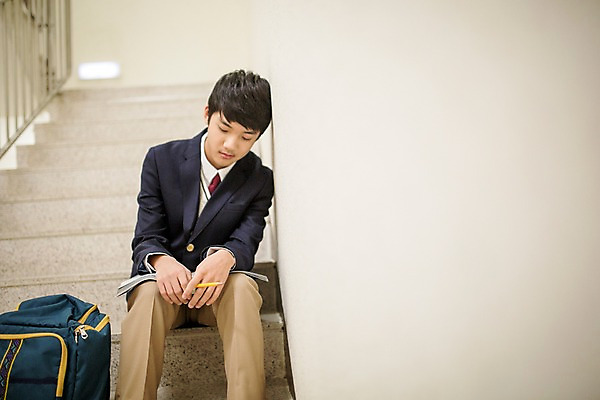 포토 JPG 남자 교복 벽 중학생 청소년 교재 책가방 실내 피곤 한명 앉기 상반신 앞모습 연필 계단 눈감음 기댐 한국인 잡기 잠 졸음 지루함 백팩 문제집 비상계단 십대남자만 남중생 국내포토 1 학생 옷 교육 감정 뷰포인트 컨셉 가방 모션 학용품 사람 동양인 내부 책 필기구 남자만 십대만 파일형식