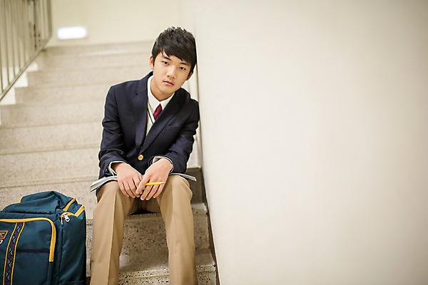 포토 JPG 남자 교복 벽 중학생 청소년 교재 책가방 실내 무표정 한명 앉기 상반신 앞모습 연필 계단 기댐 한국인 잡기 백팩 문제집 비상계단 십대남자만 남중생 국내포토 1 학생 옷 교육 감정 뷰포인트 가방 모션 학용품 표정 사람 동양인 내부 책 필기구 남자만 십대만 파일형식