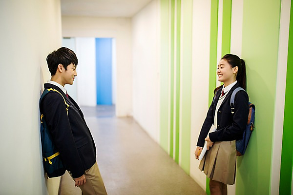 포토 JPG 여학생 여자 남자 교복 남학생 벽 중학생 청소년 실내 서기 미소 상반신 두명 옆모습 기댐 한국인 복도 여중생 백팩 십대만 남중생 국내포토 학생 옷 뷰포인트 가방 모션 표정 사람 동양인 내부 파일형식