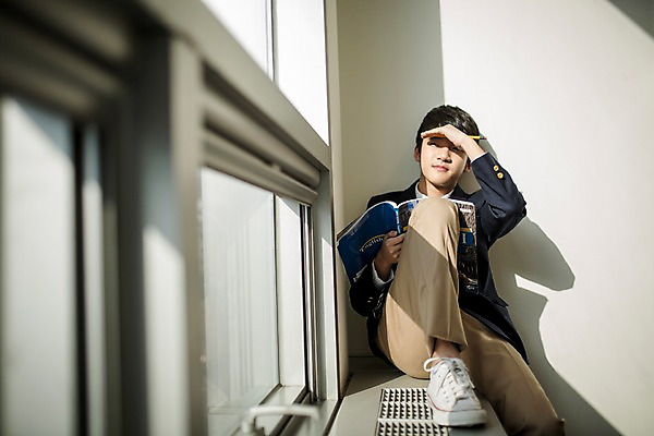 포토 JPG 전신 남자 교복 운동화 창문 교실 학교 중학생 청소년 교재 실내 한명 들기 앉기 앞모습 연필 한국인 가림 창가 학원 문제집 십대남자만 남중생 국내포토 1 학생 옷 교육 뷰포인트 신발 모션 학용품 사람 동양인 내부 책 필기구 남자만 십대만 파일형식