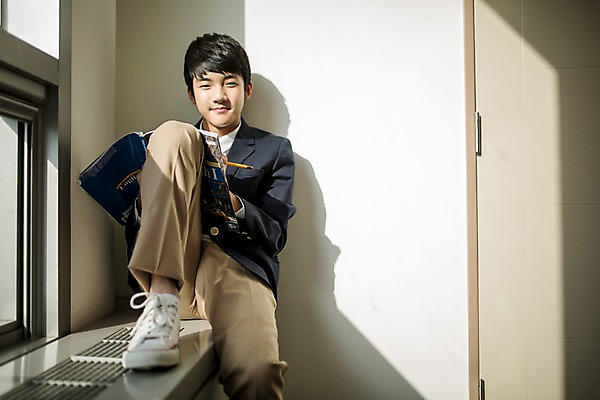 포토 JPG 전신 남자 교복 운동화 창문 교실 학교 중학생 청소년 교재 실내 한명 미소 앉기 앞모습 연필 한국인 기록 잡기 창가 학원 문제집 십대남자만 남중생 국내포토 1 학생 옷 교육 뷰포인트 신발 모션 학용품 표정 사람 동양인 내부 책 필기구 남자만 십대만 파일형식