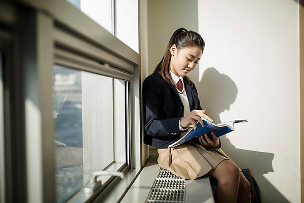 포토 JPG 여자 교복 창문 교실 학교 중학생 청소년 교재 실내 한명 들기 앉기 상반신 옆모습 연필 한국인 잡기 창가 여중생 학원 문제집 십대여자만 국내포토 1 학생 옷 교육 뷰포인트 모션 학용품 사람 동양인 내부 책 필기구 여자만 십대만 파일형식