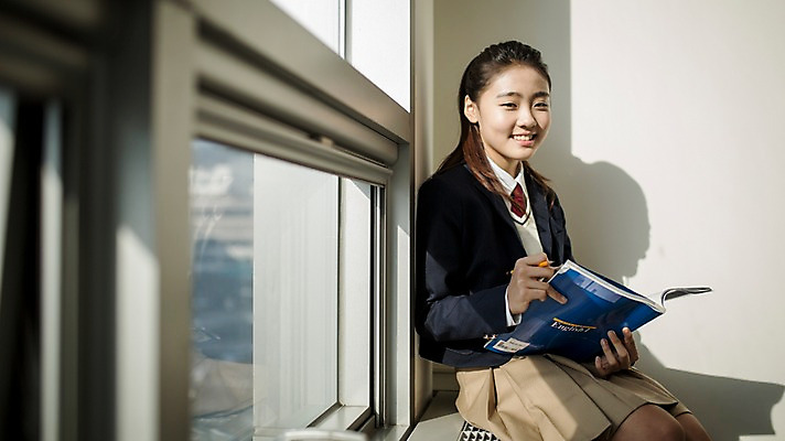 포토 JPG 여자 교복 창문 교실 학교 중학생 청소년 교재 실내 한명 미소 들기 앉기 상반신 옆모습 연필 한국인 잡기 창가 여중생 학원 문제집 십대여자만 국내포토 1 학생 옷 교육 뷰포인트 모션 학용품 표정 사람 동양인 내부 책 필기구 여자만 십대만 파일형식